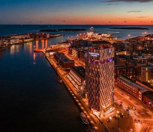 Tornihotellin maisemabaarissa ja kattouima-altaasta merimaisemat Clarion Hotel Helsinki