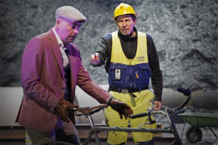 Helsingin Kaupunginteatteri – Mikko Räsäsen tulevaisuus – Kuvassa Martti Manninen, Lumi Aunio, Markku Ahonen ja Maksim Pavlenko – Kuva Otto-Ville Väätäinen