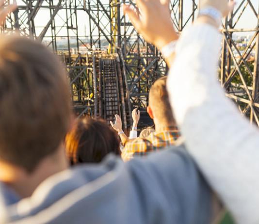 Linnanmäellä keskikesän juhlaa vietetään huvitellen Linnanmäen vuoristorata