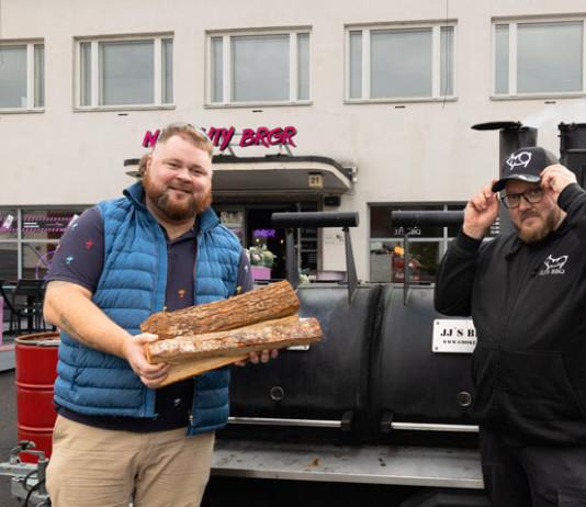 Hittiravintola JJ’S BBQ Helsinkiin pop up -yhteistyössä Naughty BRGR:in kanssa ”JJ loihtii annoksia, joiden vuoksi ajetaan todennäköisesti Suomen ravintolakartaston pisimmät kilometrit. Onkin ilo ja kunnia saada heidät nyt vieraaksemme ja pistää puita uuniin myös Helsingissä”, iloitsee Naughty BRGR-ravintoloitsija Akseli Herlevi vierellään JJ Kallunki. Kuva: Naughty BRGR