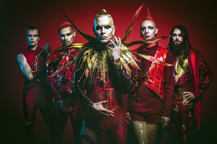 Tummaa estetiikkaa voimakkaisiin teollisen metallin sävellyksiin yhdistelevä Lord of The Lost saapuu joulukuussa Suomeen.