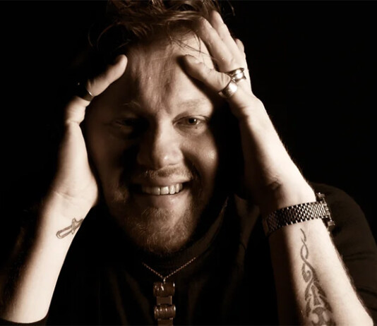 Storyvillen Roots Tuesday syntyi 8 vuotta sitten – Jay Kortehisto viikottainen musiikkiklubin synttäriesiintyjänä