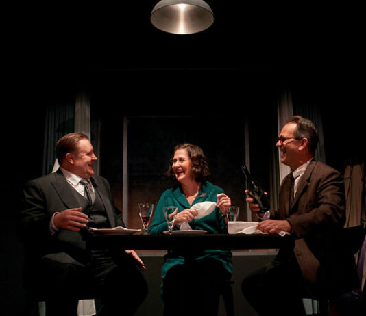 Ryhmäteatterissa esitettävä Michael Frayn Kööpenhamina on ajankohtainen ja intensiivinen draama Ryhmäteatterin esitys Kööpenhamina. Santtu Karvonen, Minna Suuronen ja Robin Svartström © Mitro Härkönen