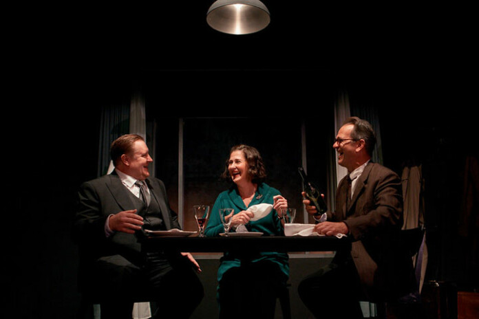 Ryhmäteatterin esitys Kööpenhamina. Santtu Karvonen, Minna Suuronen ja Robin Svartström © Mitro Härkönen