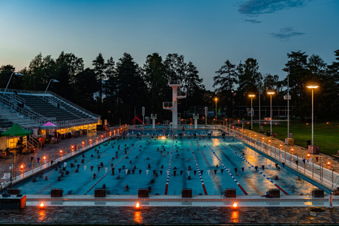 Uimastadionin kuutamouinti. Kuva: Helsingin kaupunki