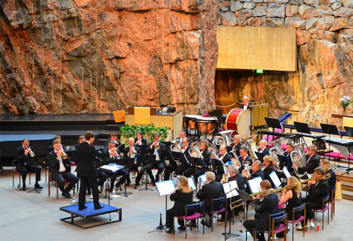Töölö Brass vaskipuhallinorkesterin ja Sibelius-lukion kuorojen Joulukonsertti Yhteinen joulu Temppeliaukion kirkossa Helsingissä