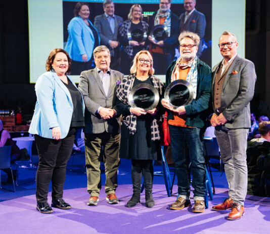 ELO-säätiön ruokakulttuuripalkinnot Viisi Tähteä Median päätoimittaja Eeropekka Rislakille Suomen parhaat ravintolat-ruokakulttuuri ja Lentävä Lautanen -ruokakulttuuripalkinto