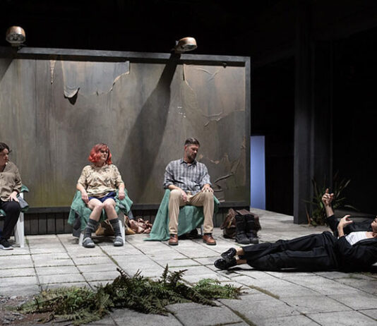 Kansallisteatterin ohjelmisto keväällä 2024 Kansallisteatterin esitys: Joitakin keskusteluja merkityksestä. Kuva Pate Pesonius.