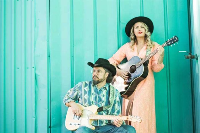 country-couple-keikat Country Couple on laulaja-kitaristi Niina Sallisen ja kitaristi-laulaja Sami Huohvanaisen muodostama duo, joka soittaa countrymusiikkia.