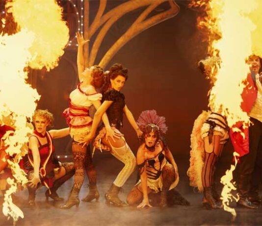 Klassikkoelokuva Moulin Rougen musikaali HKT:n suurella näyttämöllä Moulin Rouge! Musikaali