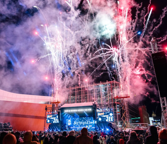 Helsingin uusivuosi: Windows95man, Anssi Kela, Sara Siipola ja Mirella Helsingin_Uusivuosi_Samuli-pentti