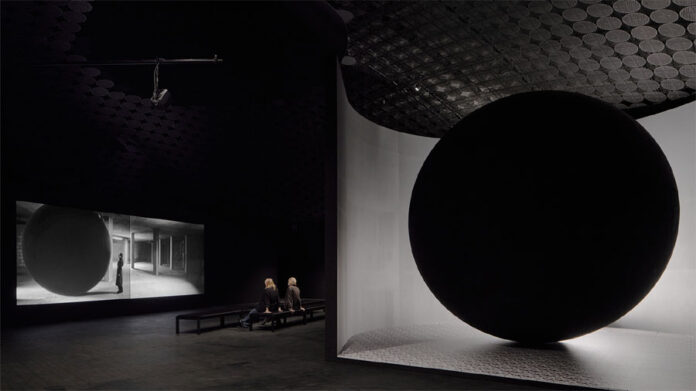 Larissa Sansour -näyttely Amos Rexissä. Teokset vasemmalta oikealle Larissa Sansour: In Vitro, 2019 ja Larissa Sansour: Monument for Lost Time, 2019.