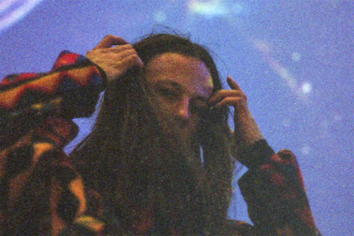 Laulaja-lauluntekijä Figaro julkaisee uuden albuminsa Taivaankappaleet alkuvuodesta 2025. Levyjulkkareita juhlitaan Korjaamon Kulmasalissa perjantaina 28. helmikuuta. Keikan liput ovat nyt myynnissä Tiketissä. Figaro on musiikillinen monilahjakkuus, jonka herkkä tuotanto yhdistelee elementtejä eri genreistä. Aiemmin mm. yhteisbiiseistään Vesalan, Abreun ja Pyhimyksen kanssa tunnettu Figaro vaihtoi Etenee Records’ilta Is This Art!:lle ja tekee nyt kappaleensa itse alusta loppuun tuotantoa myöten. Figaro on mukana myös biisintekijänä Jaakko Kullan, Hassan Maikalin ja Edictin kaltaisten, uuden ajan popartistien levyillä.