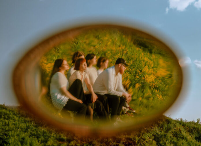 Kanvas on Andrea Martínin sävellysten ympärille muotoutunut yhtye, jonka jäsenet kuvailevat musiikkiaan aidoksi, kauniiksi ja rohkeaksi. Tarttuvissa kappaleissa yhdistyvät runolliset tekstit, rikas harmonia-maailma ja rytmikkyys. Jazzia ja poppia yhdistelevät foneettisesti kauniit laulut antavat tilaa myös improvisaatiolle. Bändin yhteissoitto herättää eloon jokaisen kappaleen, joissa aiheina usein ilmenevät menetys, vapaus ja rakkaus. Kanvaksen alkuvuodesta 2025 julkaistava debyyttialbumi kerää kokoon kymmenen bändin maalaamaa tarinaa, jotka johdattavat kuulijan toivottomuuden kautta toivoon.