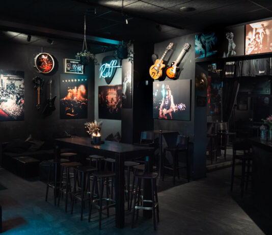 Jussi69:n rock-baari The Riff juhlii 10-vuotista taivaltaan Helsinkiläinen rock-baari The Riff