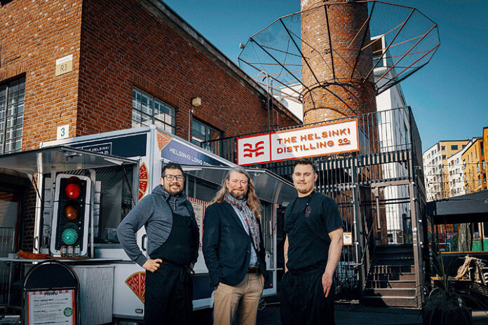 Tislaamo Distillery Bar & Restaurantin ravintolapäällikkö Erno Ahonen (vas.), The Helsinki Distilling Companyn Master Blender Kai Kilpinen ja Grill Roomin ravintoloitsija Joni Laitila Helsingin Tislaamolla.