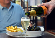 Astorin terassilla voi nauttia tänä kesänä simpukoita ja cavaa puun katveessa Ravintola Astorin terassilla maistuu sinisimpukat ja cava tänä kesänä. Kuva: Kohokohdat.fi