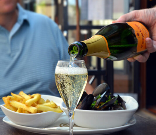 Astorin terassilla voi nauttia tänä kesänä simpukoita ja cavaa puun katveessa Ravintola Astorin terassilla maistuu sinisimpukat ja cava tänä kesänä. Kuva: Kohokohdat.fi