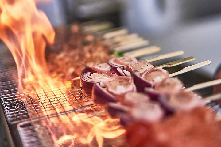 ROKA Sushi & Robata on tulisilla hiilillä grillaava japanilainen