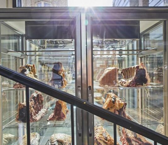 Dry aged -lypsylehmän salat – Huber ja hallitun mureuttamisen sietämätön mehevyys