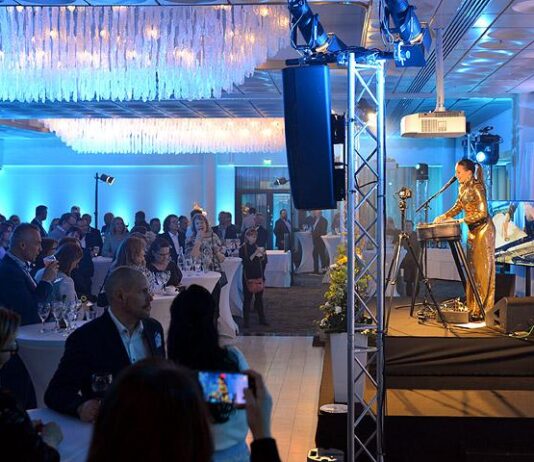 Ilveksen Ballroom kasvoi alkuperäiseen kokoonsa ja kattokruunujen säihkeeseen Itsenäisyyspäivän aatto on usein loistava päivä pikkujouluille. Kuvassa Ilveksen Ballroom. Kuva: Kohokohdat.fi.