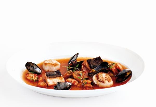 Bouillabaissea, maa-artisokkapannacottaa ja kevätkananpoikaa Fransmanneissa