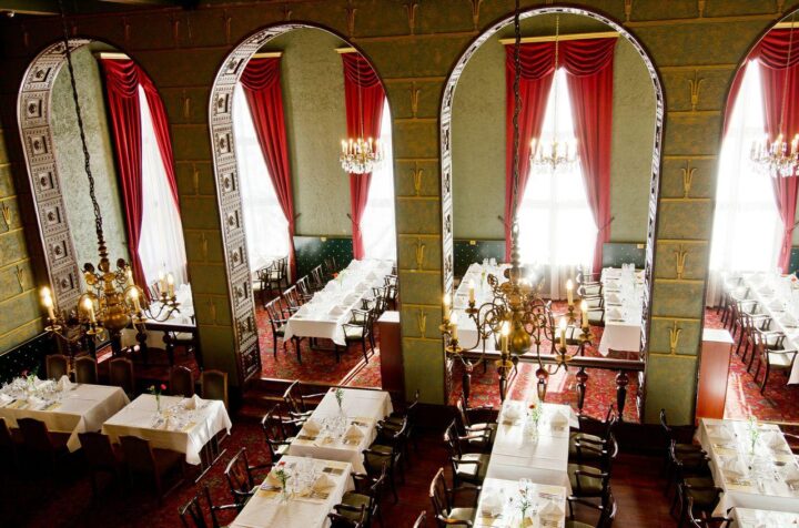 Sunnuntaibrunssi katetaan Tammerin ihastuttavaan juhlasaliin.