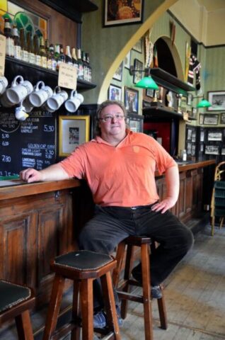 Pikilinnan perusti Hannu Toppari, joka oli melkein aina paikalla pubissaan.