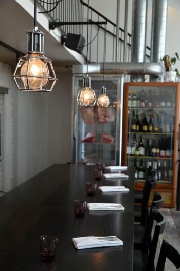 Huberin tiskillä ruokaillessa tai tuopillisella istuskellessa pääsee seurailemaan kokkien puuhia avokeittiössä.