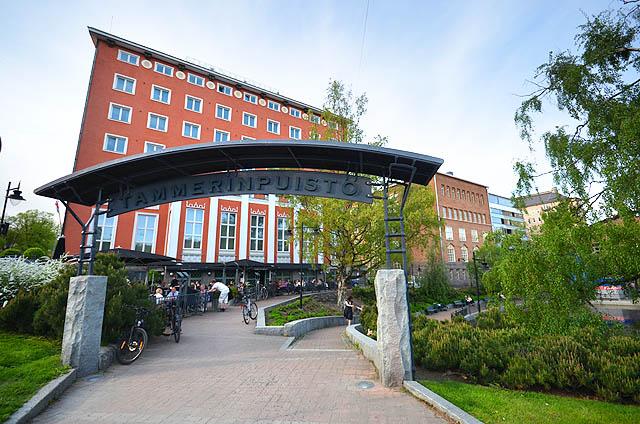 Trattorian terassikauden alkua vilkastutti aurinkoinen sää