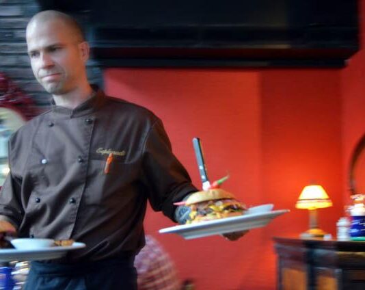 Pikkujoulut ja olutmaistajaiset krouvissa: UkkoMetsossa 20 ja 40 ruokailijan juhlat ilman tilavuokraa