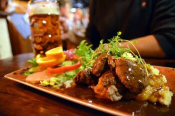 Pitkään haudutettua porsaanposkea, pekonimuusia, stout-bbq -kastiketta sekä salaattia.