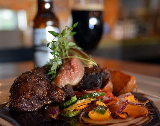 Bistroherkkuja Tammelassa: Portterista vasikanposkea rouheassa Roastissa