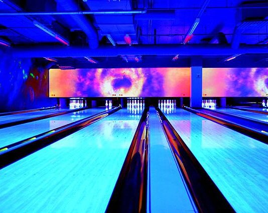 Space Bowling & Billiards sinkoaa sinut avaruuteen!