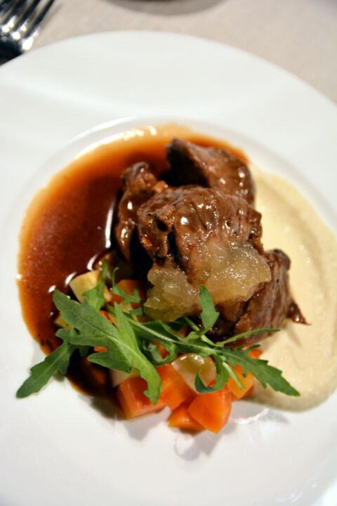 Myllärien mehevä possu lämmittää talven tuulissa