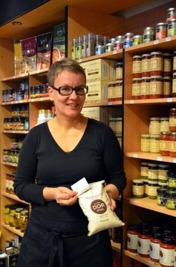 Bomba on Espanjan arvostetuin paellariisi, mutta se sopii mainiosti myös risottoon. Bomba-riisinjyvät imevät hajoamatta itseensä valtaisasti nestettä ja samalla liemen herkulliset aromit. Maijastiina on keitellyt kyseisestä riisistä myös vallan mahtavaa puuroa.