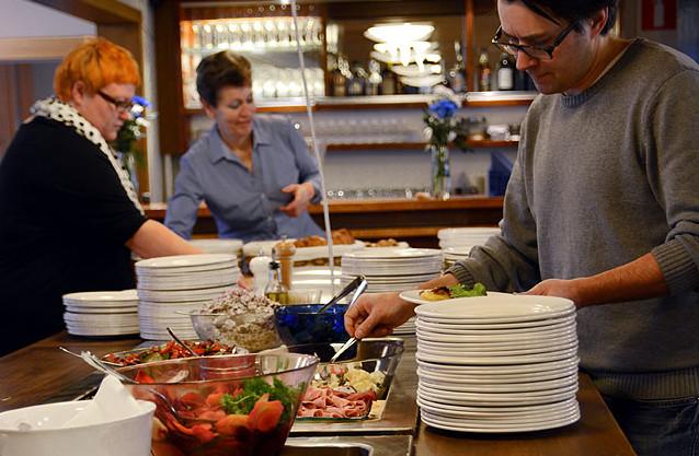 Suomalaisen Klubin brunssipöydästä voi valikoida lautaselleen mieleisensä antimet. Tarjonta hyödyntää sensongin parhaimmat raaka-aineet.