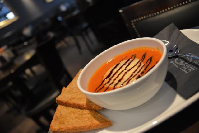 Teerenpelin uudistuneella ruokalistalla höyryää kuuma keitto