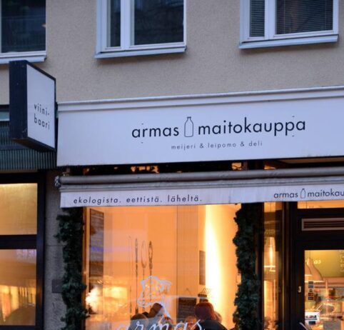 Armas Katukeittiössä & Viinibaarissa haukataan hodaria