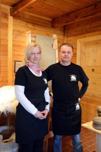 Pirjo ja Jarmo Latvala. Jarmo hoitaa lampaita, pysykologi Pirjo ihmisiä.