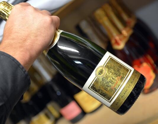 10-vuotias Gastropub Tuulensuu poksauttaa samppanjapullonsa!