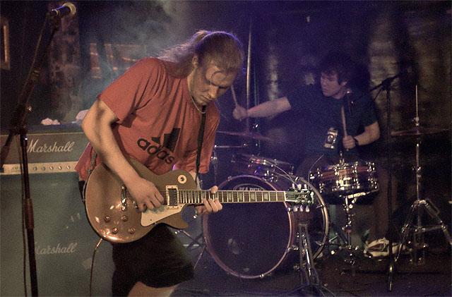 Ei pakkeja vaan action-rockia Tampereelta ja Turusta: Kiveskives & Radical Ninja 11.4.2014