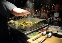 Teppanyaki-pöydän äärelle ensimmäisten joukossa