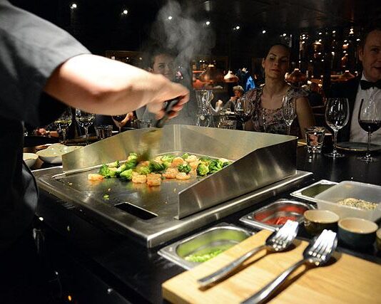 Teppanyaki-pöydän äärelle ensimmäisten joukossa