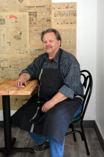 Vesa Leppälän Cafe Pispala on viittä vaille valmis. Sisustuksessa 1920-luvulla rakennetun talon pitkä historia yhdistyy latinalaisamerikkalaiseen tyyliin. Tilassa on toiminut kauppa 1940-luvulta 1980-luvulle.