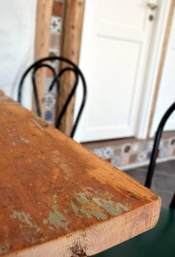 Pöytälevyt on tehty ikivanhoista pispalalaisen talon lattialankuista.