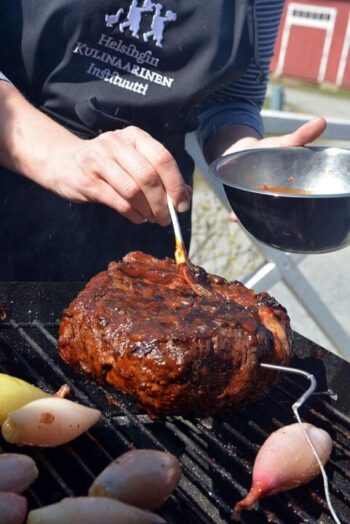 Entrecôte saa soosia pintaan pitkin grillausta. Sisälämpömittari kertoo kriittiset lukemat.