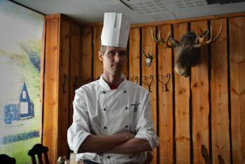 Keittiömestari Ari Lampiaho on erityisen mieltynyt riistaan raaka-aineena. Etenkin hirven paloittelusta on rutkasti kokemusta.