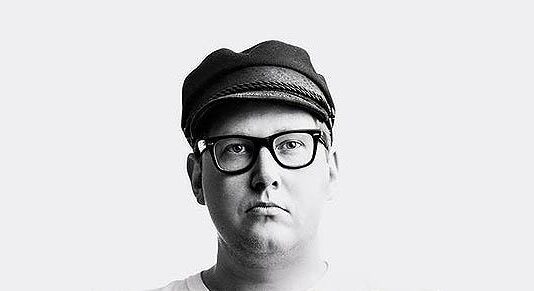 Suomenkielisellä popmusiikillaan valloittaneen Jukka Ässä soolokeikalla Kaffilassa 12.12.2014