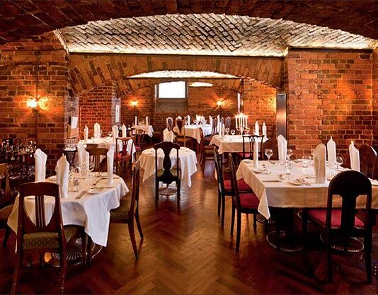 Tiiliholvin riistainen yllätysmenu tuo metsän lautasille 3.11. asti